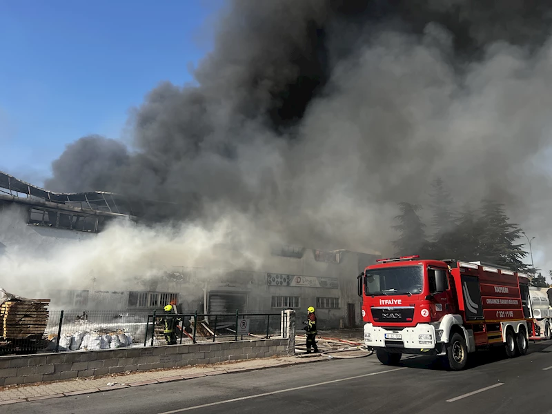 Kayseri’de hırdavatçıda çıkan yangın, fabrikaya sıçradı