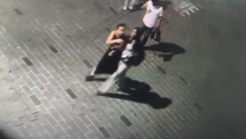 [SABAHA] İstanbul-Taksim’de kadın koluna girdiği kişinin telefonunu gasbetti; o anlar kamerada 