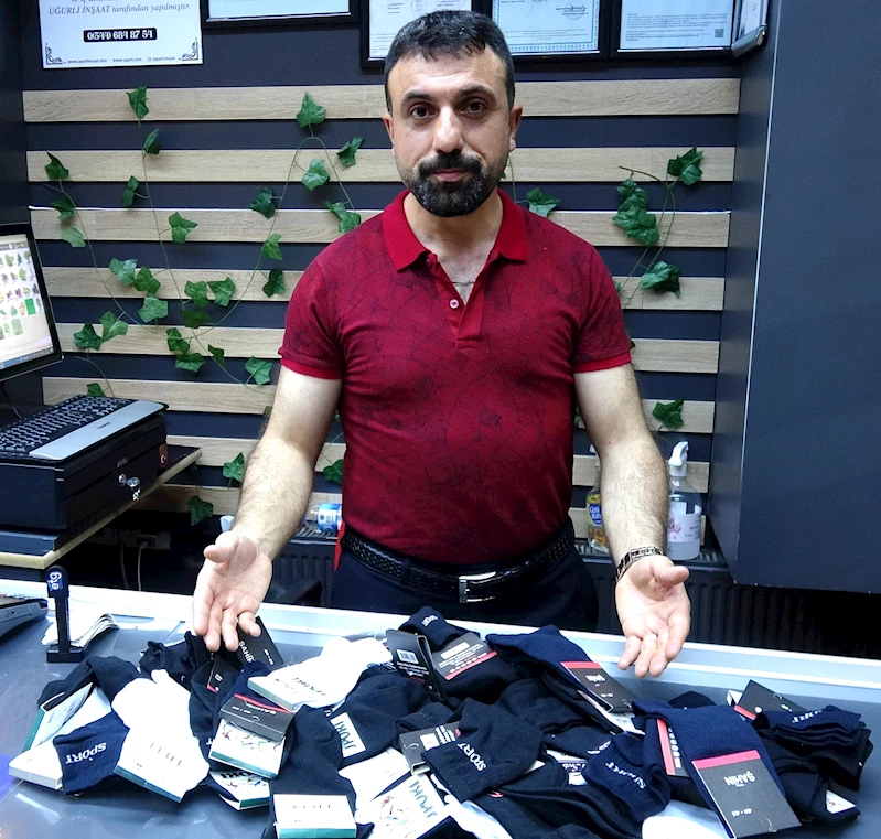  Erzurumlu manav, iş yerine 2 poşet dolusu çorap bırakan kadını arıyor