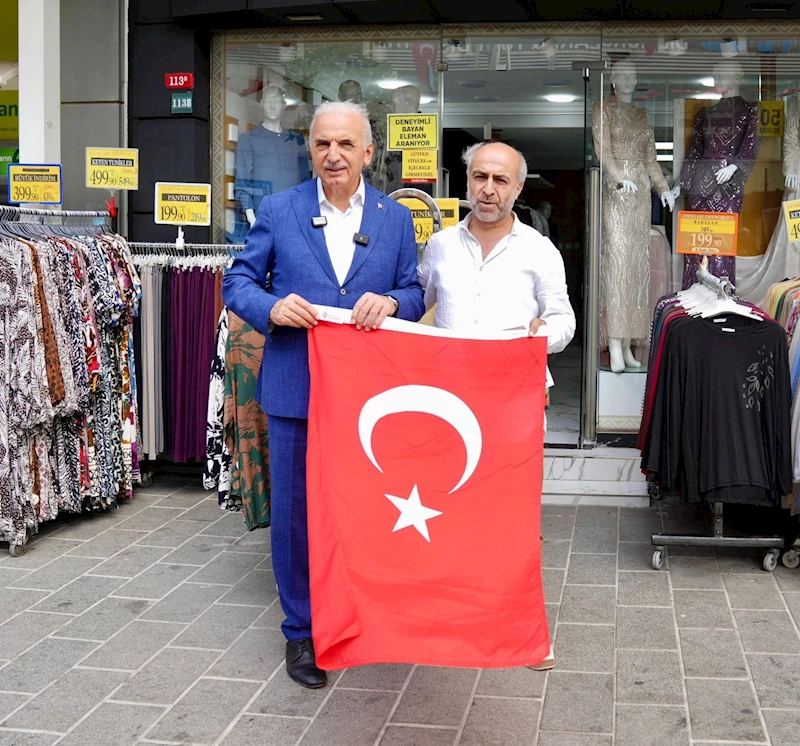 Ümraniye Belediyesi 40 bin Türk bayrağı dağıttığını duyurdu