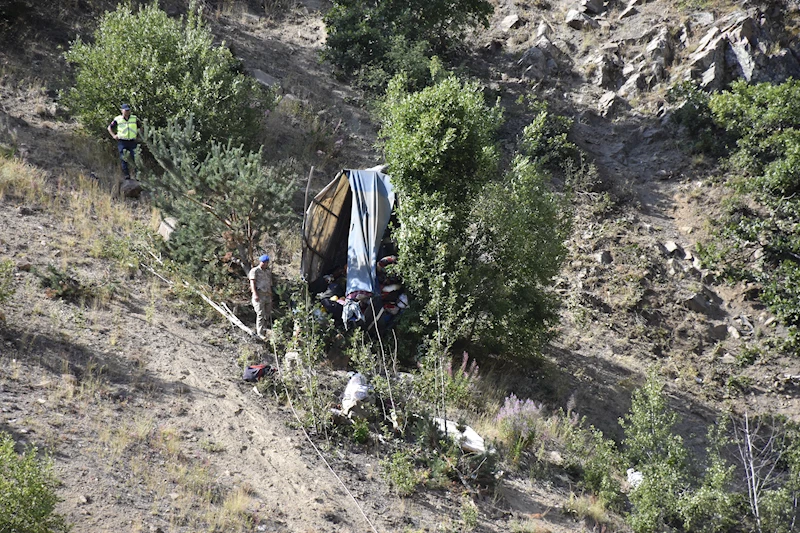 Fındık işçilerini taşıyan minibüs uçuruma yuvarlandı: 3 ölü, 18 yaralı/Ek fotoğraflar