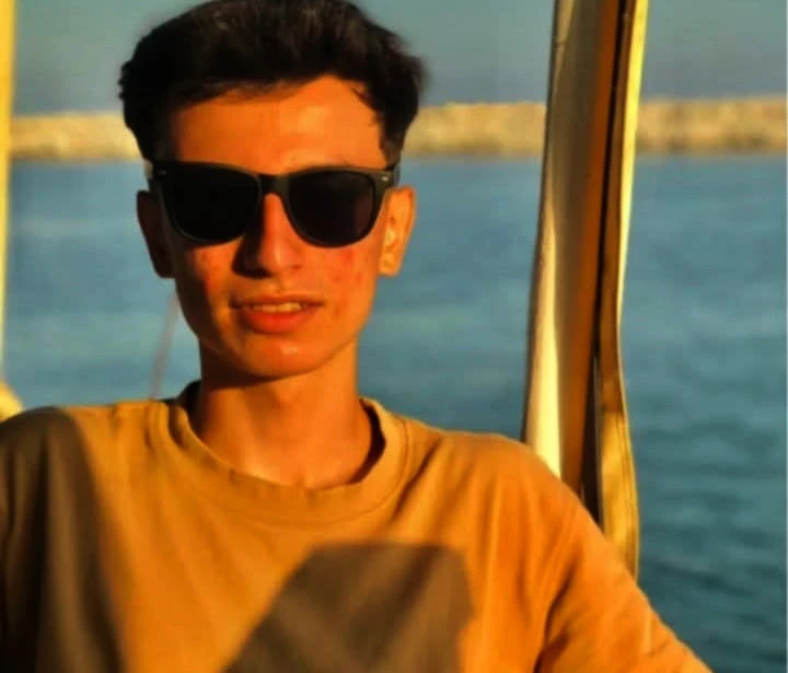 Motosikletiyle kaza yapıp yola savrulan Mustafa