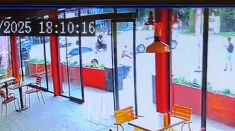 Otomobille çarpışan motosikletin sürücüsü yaralandı; kaza kamerada