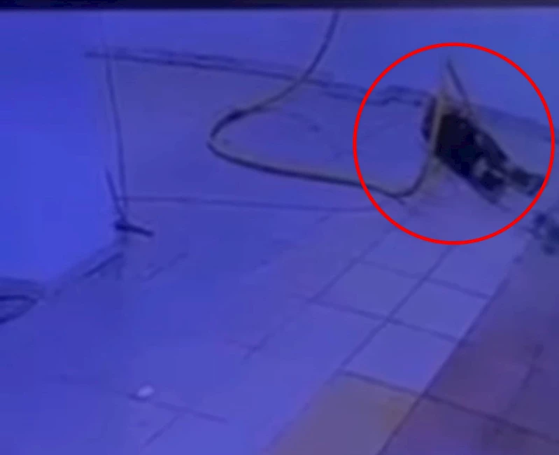 Su tahliyesi sırasında akıma kapılan kapıcının ölüm anı kamerada