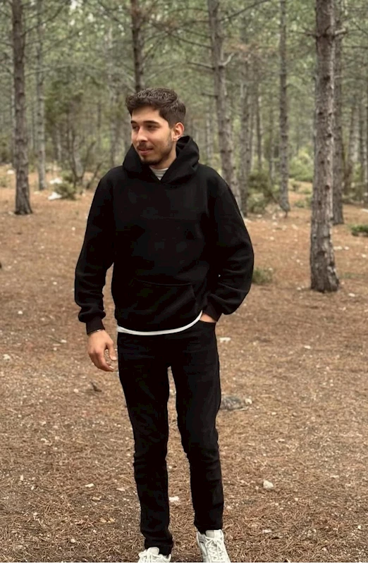 Kavşakta kamyonetle çarpışan motosikletin sürücüsü Baran Efe öldü