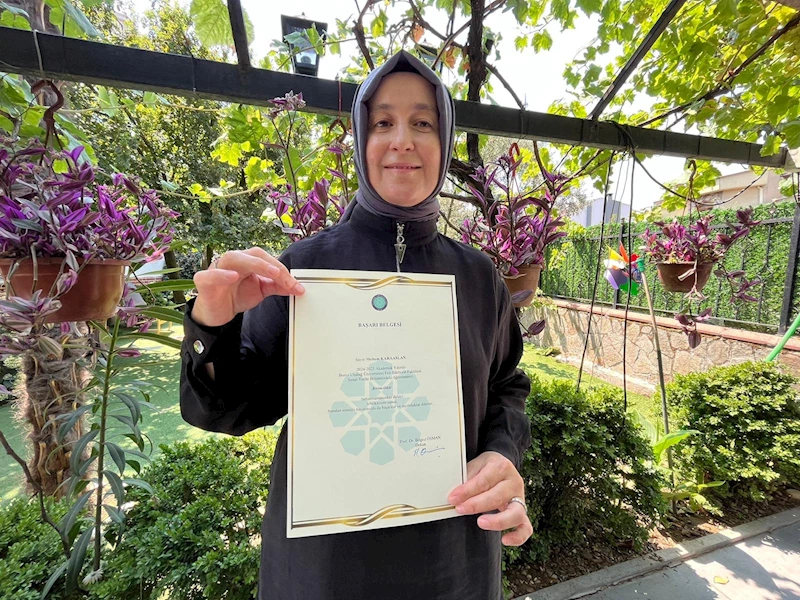 5 çocuk annesi, lise mezuniyetinden 30 yıl sonra başladığı üniversiteyi bölüm birincisi olarak bitirdi