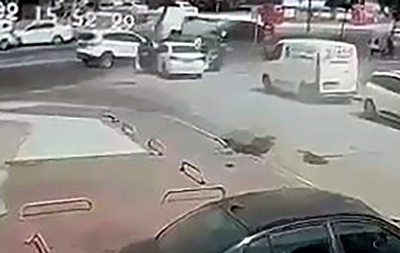 Uyuşturucu şüphelisi kaçarken otomobiliyle polis aracına çarpınca yakalandı