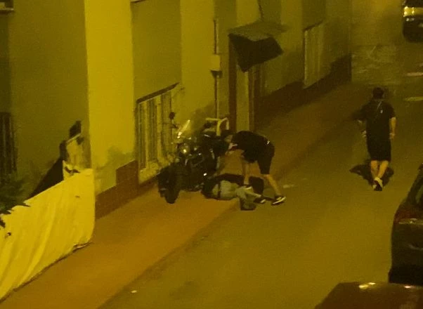 2 kişinin sokak ortasında darbedildiği anlar kamerada