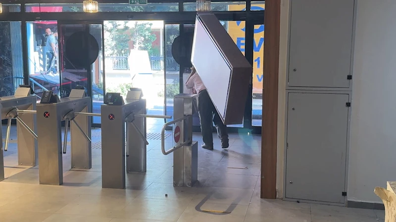 İstanbul - Tahliye davasını kaybeden firma yetkilileri öğrenci yurdundaki eşyaları kaçırmaya çalıştı 