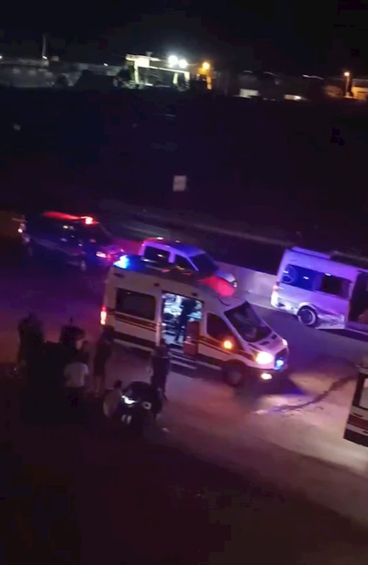 Servis minibüsü, çöp kamyonuna çarptı; 3 yaralı