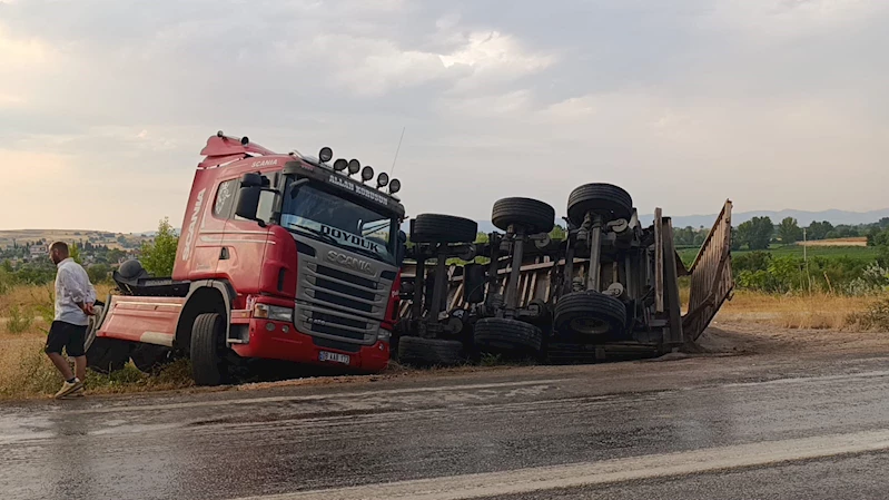 Kum yüklü TIR devrildi, sürücü yaralandı