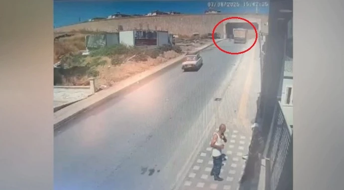 Rampa çıkarken geri kayan kamyon site duvarına çarpıp devrildi; atlayan sürücü yaralandı