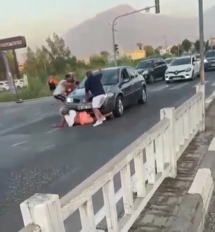 Otomobiliyle, çarptığı kadının üzerinden geçip kaçmaya çalıştı