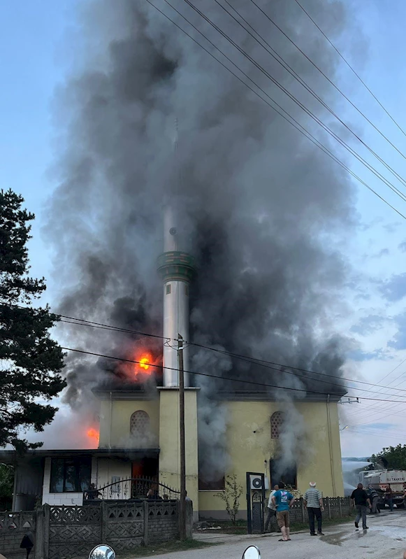 Düzce’de, camide çıkan yangını itfaiye söndürdü