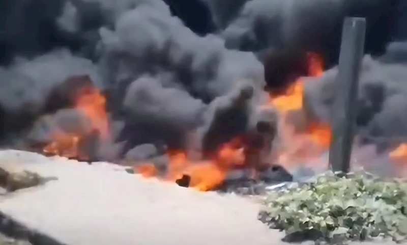 Boş arazide alev alan çöpler, 2 evi yakıyordu