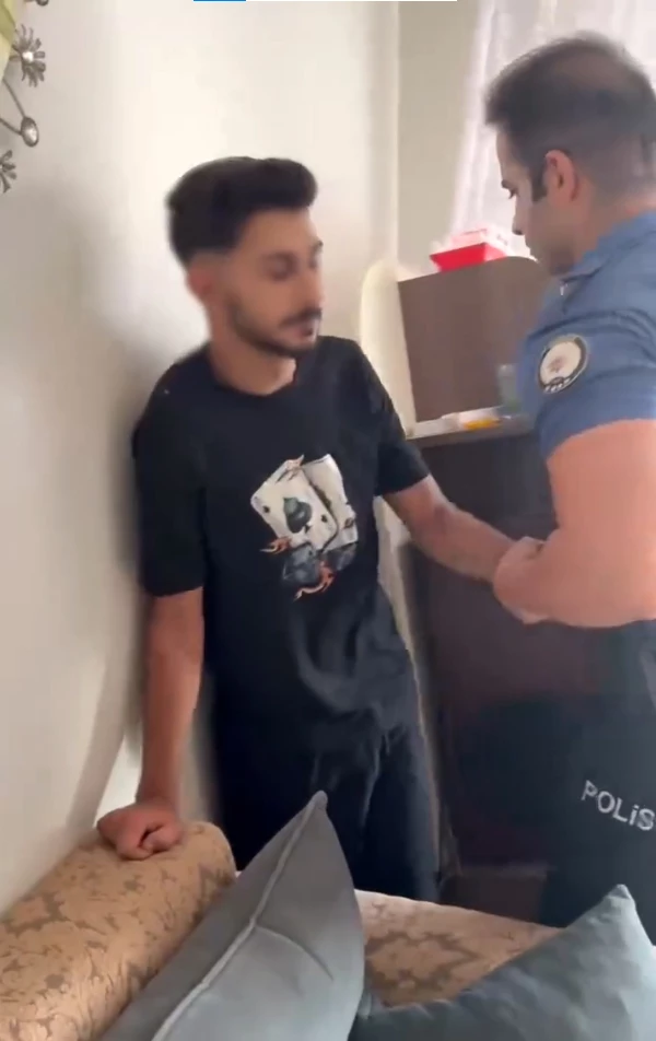 33 yıl hapisle aranan firari hükümlü, evdeki rafın arkasında saklanırken yakalandı; operasyon kamerada