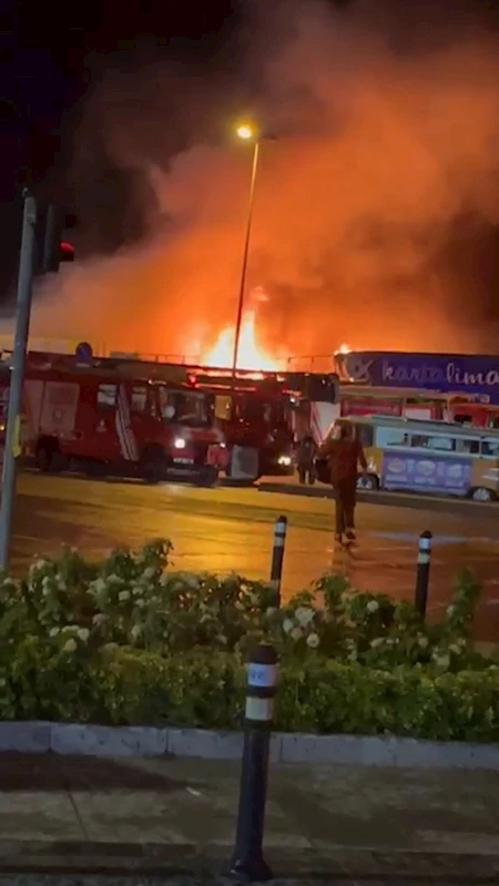 İstanbul - Kartal’da balıkçı barınağında çıkan yangın 4 restorana sıçradı