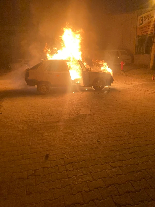Seyir halindeyken alev alan otomobilin yanması kamerada