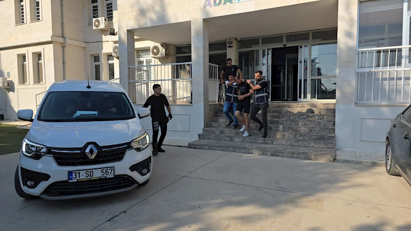 Parktakiler ile polislere bıçak çeken şüphelilerden 1