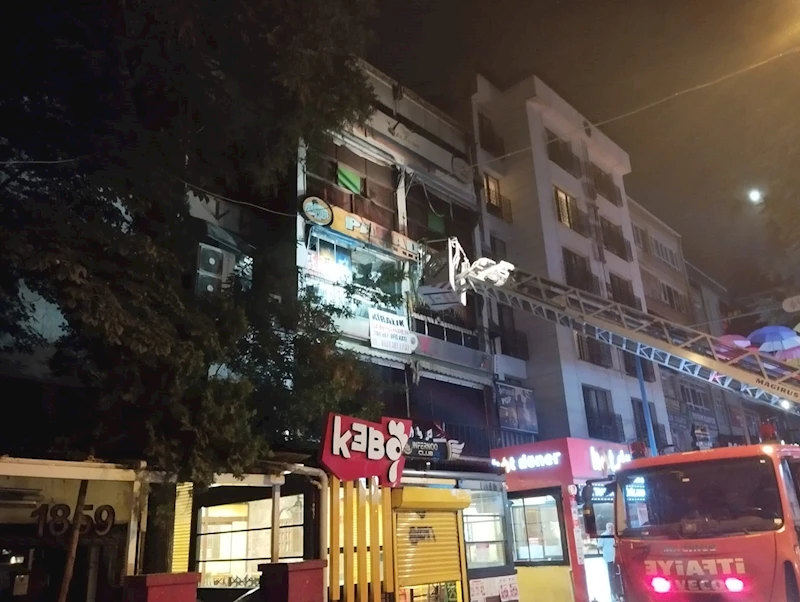 Ankara’da 4 katlı binanın 2’nci katındaki yangın söndürüldü