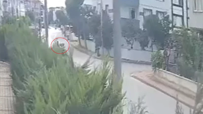 Motosikletlerin çarpıştığı kaza kamerada; 3 yaralı