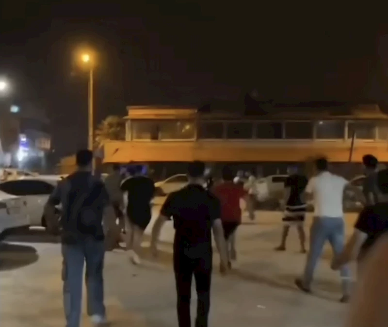 Parktakiler ile ihbara gelen polislere bıçak çeken alkollü 4 kişi gözaltına alındı