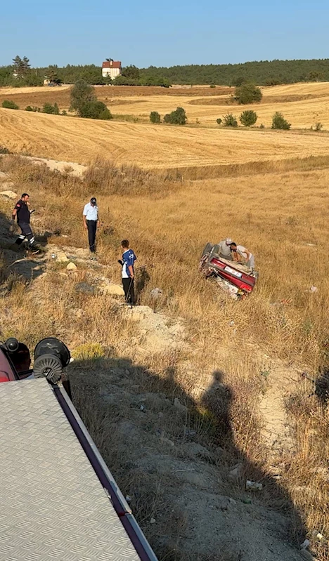 Otomobil, tarlaya devrildi; 5 yaralı