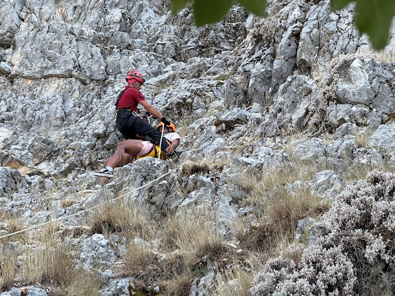 Yamaç paraşütündekiler kayalıklara düştü; 5 saatte kurtarıldılar