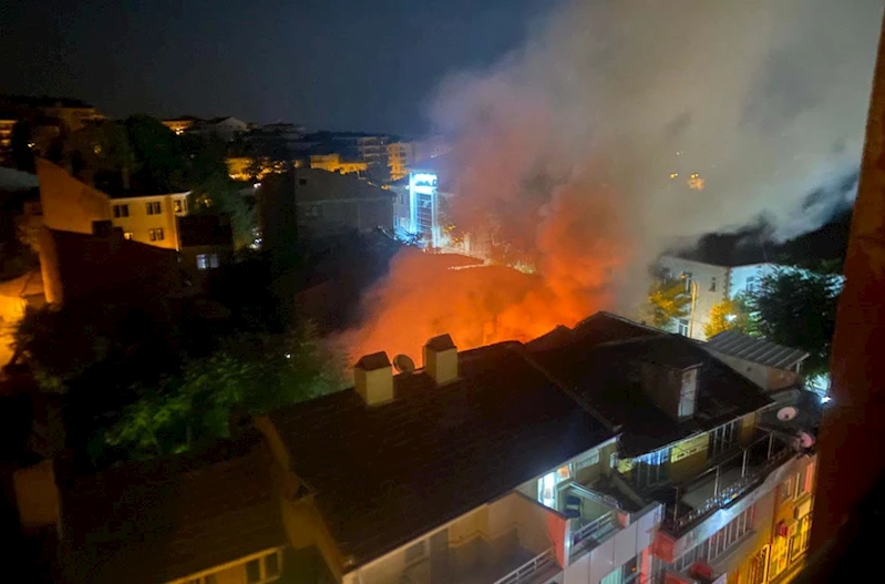 Kuaför dükkanı yangında kullanılamaz hale geldi