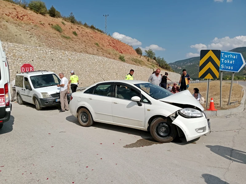 Alkollü sürücünün kullandığı hafif ticari araç ile otomobil çarpıştı; 5 yaralı
