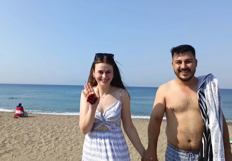 Kına geleneği için davul ve zurna eşliğinde plaja geldiler; damat denize atıldı