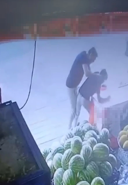 Bekçi, market çırağını darbetti; o anlar kamerada