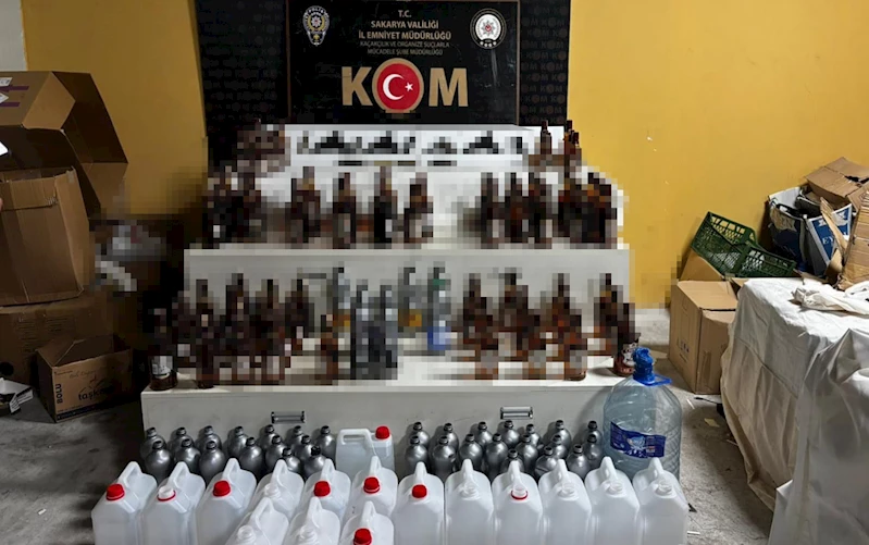 Sakarya’da alkollü mekanda yapılan denetimde 4 ruhsatsız tabanca ve içki ele geçirildi