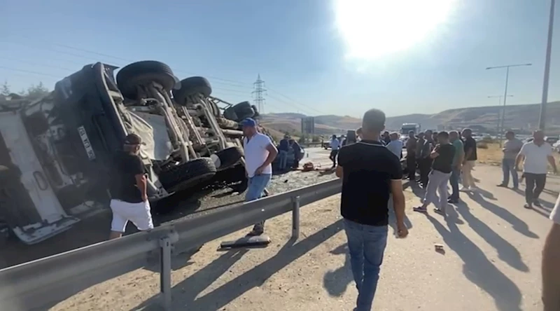 Beton mikseri otomobilin üzerine devrildi; 6 yaralı