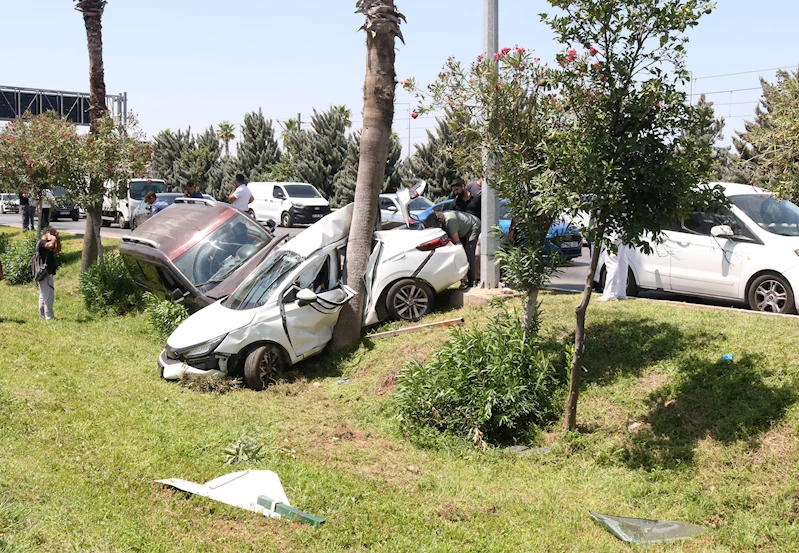 Hafif ticari aracıyla 3 otomobile ve sivil polis aracına çarptı; 2 polis yaralı