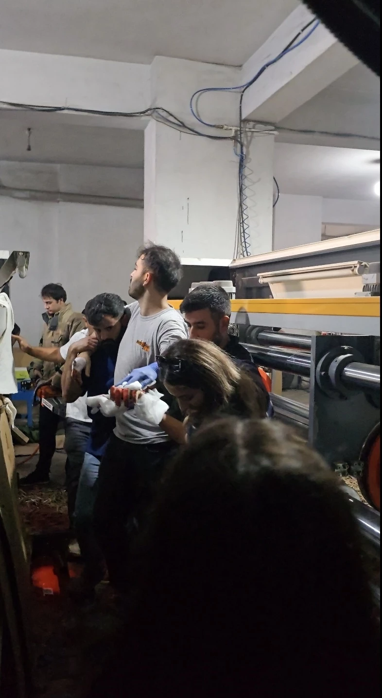 İstanbul - Ataşehir’de elini makineye sıkıştıran işçi 1,5 saatlik çalışma ile kurtarıldı
