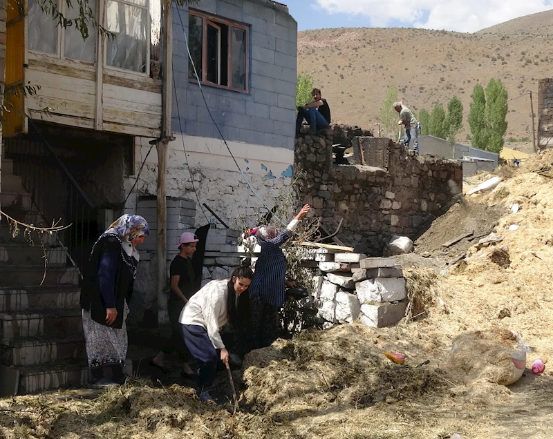 10 ev ve 17 ahırın yandığı mahallenin muhtarı: Bir haftada 3 yangın çıktı / Ek fotoğraflar