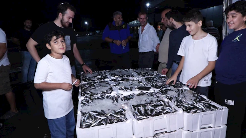 İstanbul - Balıkçılar sezonun ilk avından döndü