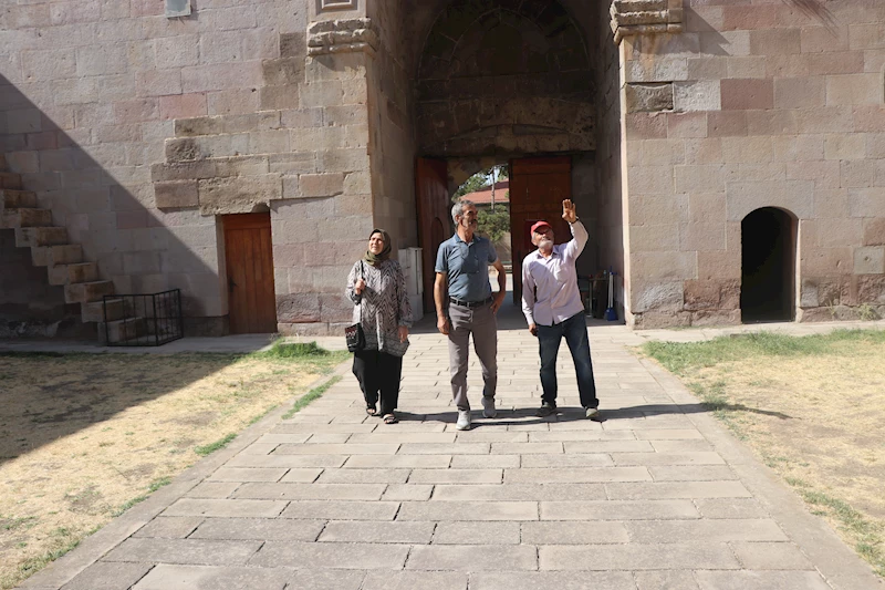 Yüzde 84 bedensel engelli, ömrünü 793 yıllık kervansarayın temizliğine adadı / Ek fotoğraflar