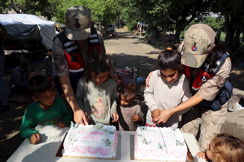 Jandarmadan tarım işçisi ailelerin çocuklarına sürpriz doğum günü