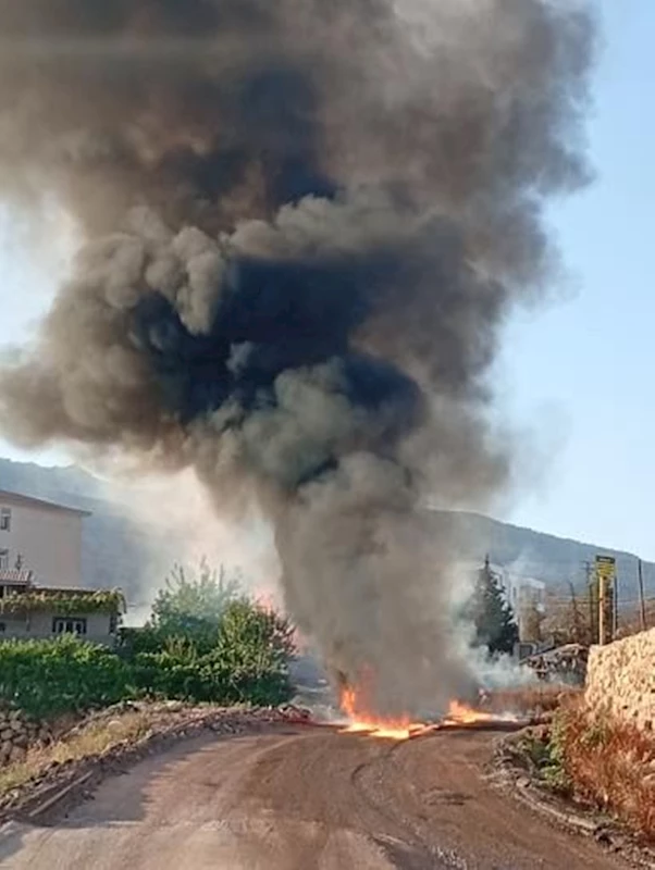 Şırnak’ta yol çalışması sırasında hasar alan boru hattından sızan petrol alev aldı