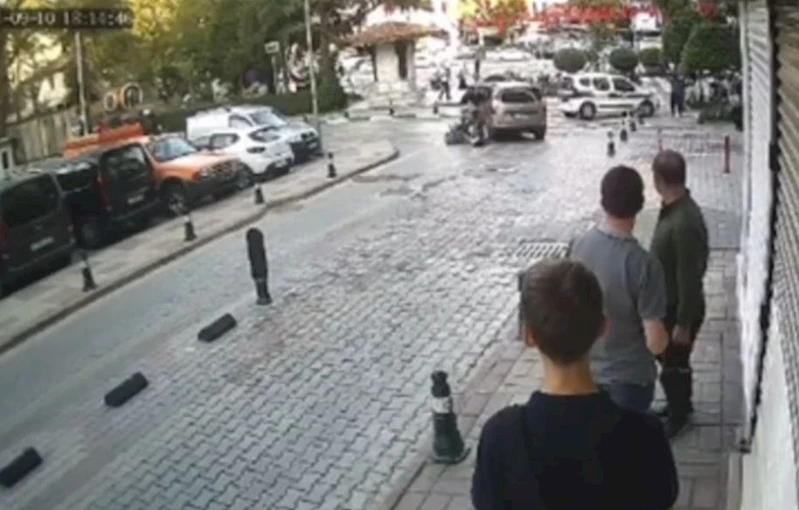 Motosikletin önce çocuğa, ardından hafif ticari araca çarptığı kaza kamerada; 2 yaralı