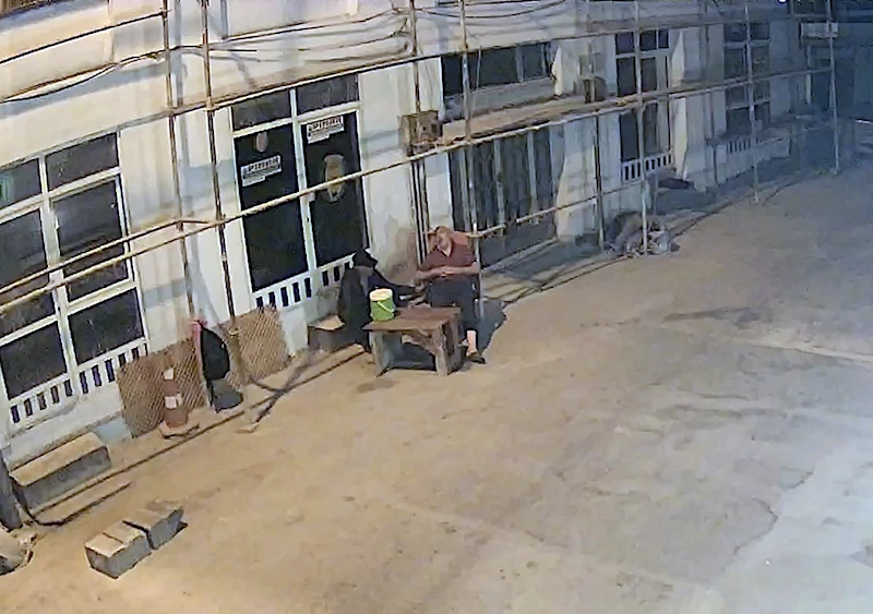 Sandalyede uyuyakalan bekçinin cep telefonunu çaldı