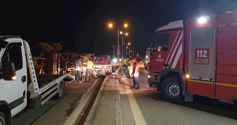 İstanbul- Tuzla’da aydınlatma direğine çarpan kamyonet devrildi: 2 yaralı