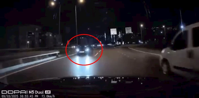 Otomobiliyle ters yönde ilerleyen sürücünün trafiği tehlikeye attığı anlar kamerada