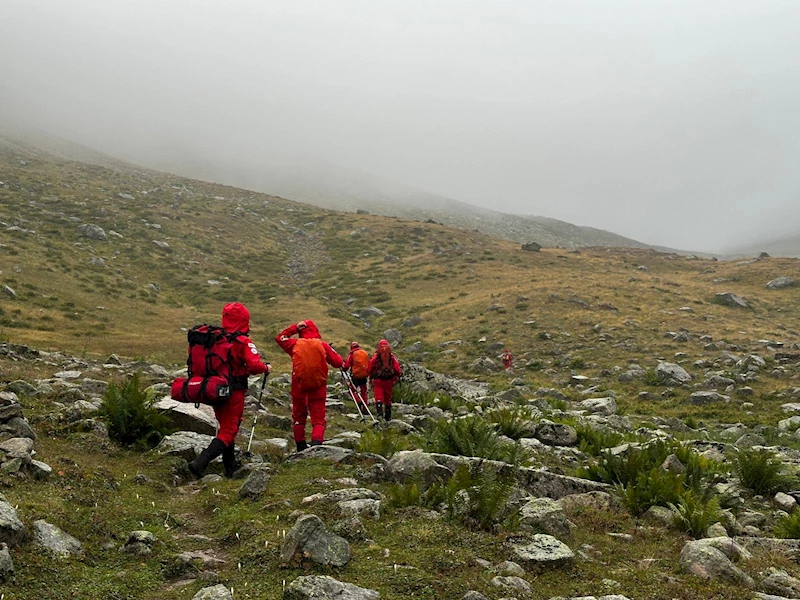 Zirve tırmanışında kaybolan 2 turist için arama çalışması başlatıldı (2)