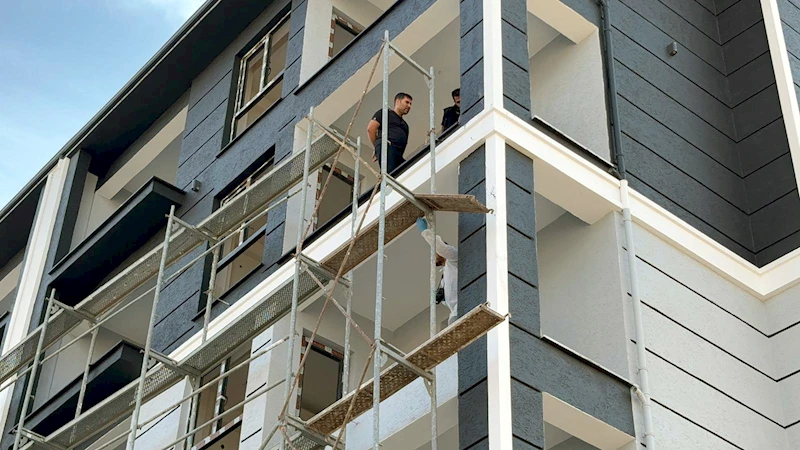 İnşaatta boya yapan işçi, 4