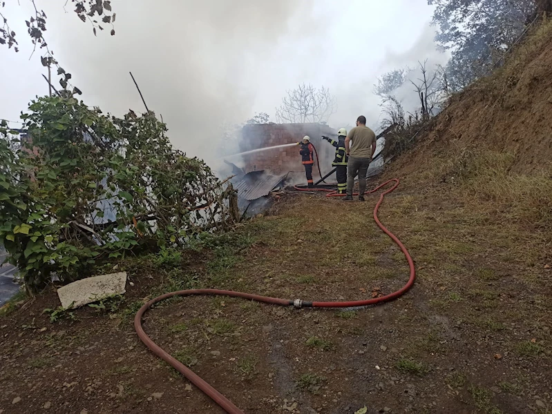 Artvin’de 2 katlı ev yandı