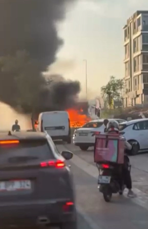 Seyyar kokoreç minibüsü alev alev yandı