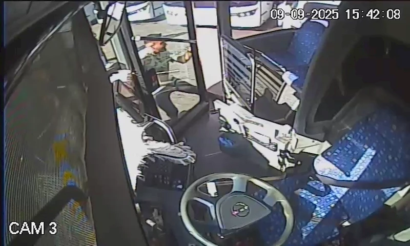 El freni çekilmeyen otobüs, başka otobüse çarptı; kaza kamerada